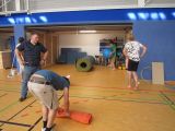 Umräumen der Sportgeräte von der Grundschule in die Turnhalle (02.08.2011)